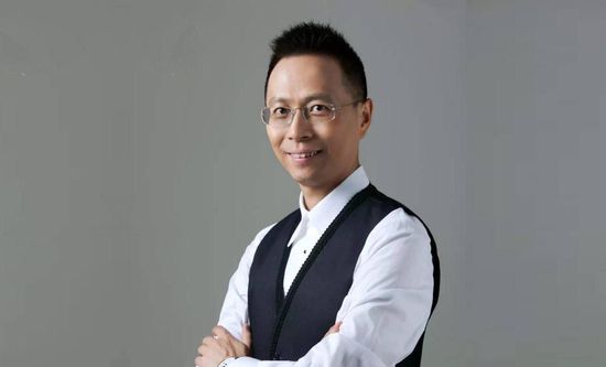 为红牌和让队友处于那种境地而道歉，球迷们的支持一如既往。